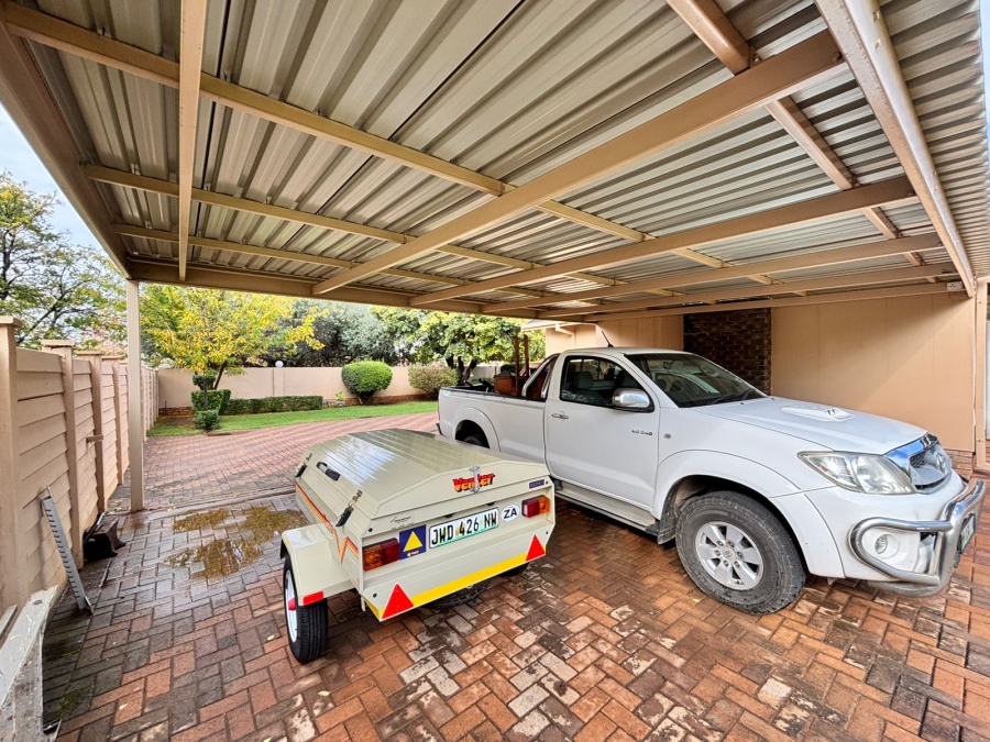 6 Bedroom Property for Sale in Flamwood North West